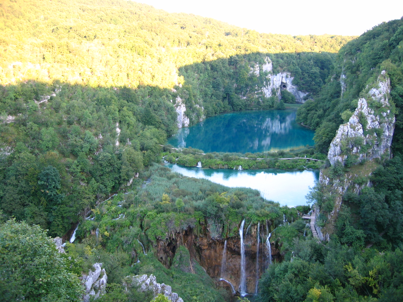 Plitvička jezera: hrvatska simfonija vode, sedre i boja
