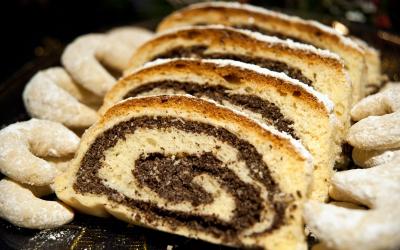 Walnut and poppyseed roll: the holiday queens of rolled dough