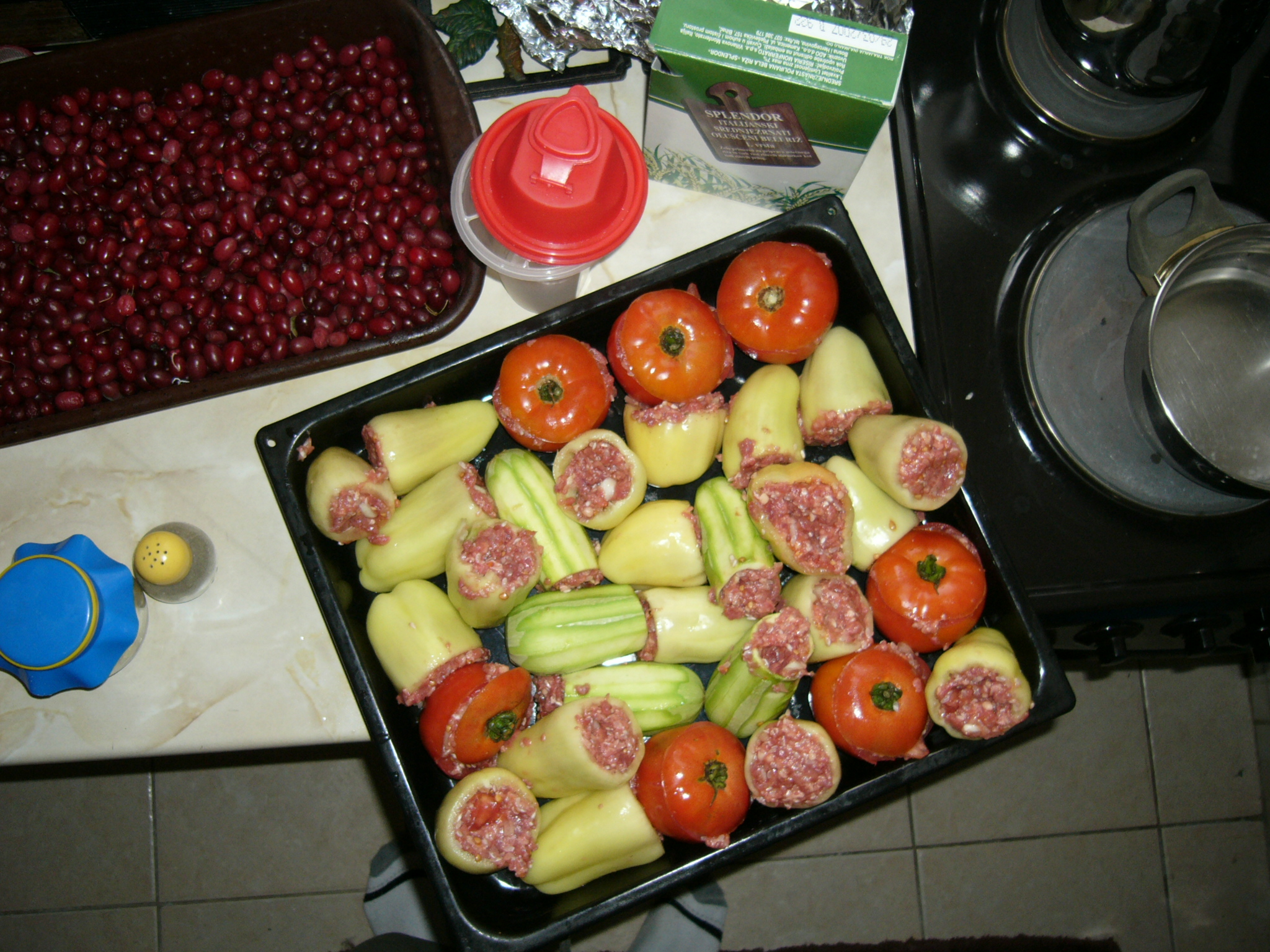 Stuffed peppers: the taste of summer in red sauce